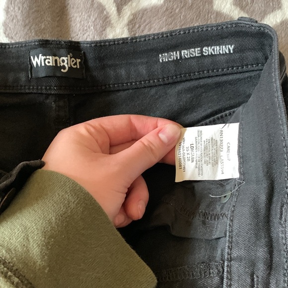 Black Wrangler skinny jeans - Picture 3 of 5
